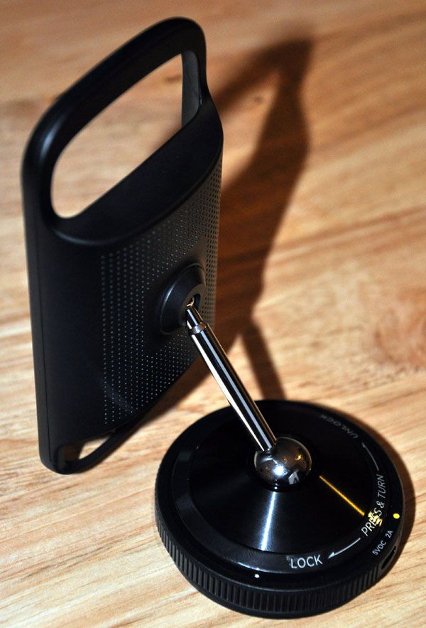 Google-Nexus-One-Car-Dock-UprightBack